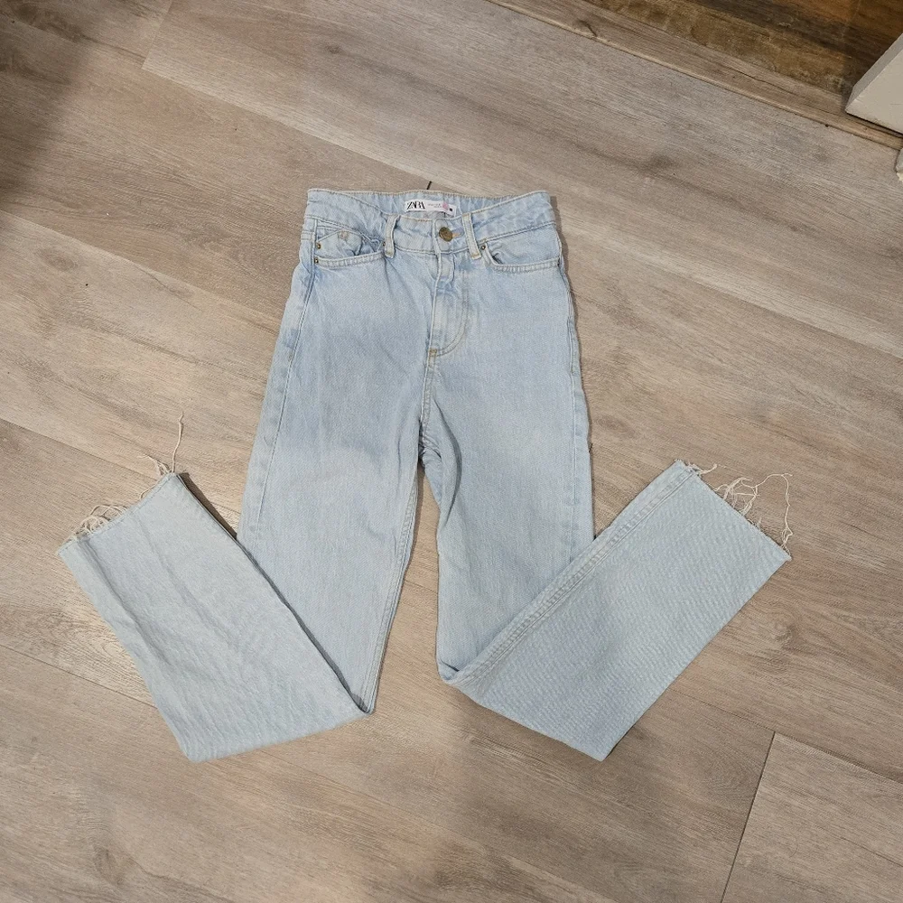 Zara Light Blue Jeans - Picture 2 of 4